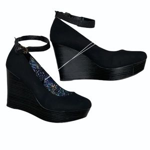 Report Olivia black wedge heels in size 10